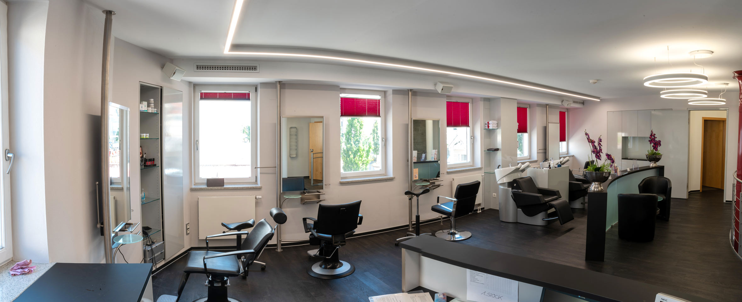 Der moderne Trend-Friseur in der Innstraße Rosenheim mit Wohlfühl-Ambiente, das Design  von innen, Louys Balancing Beauty