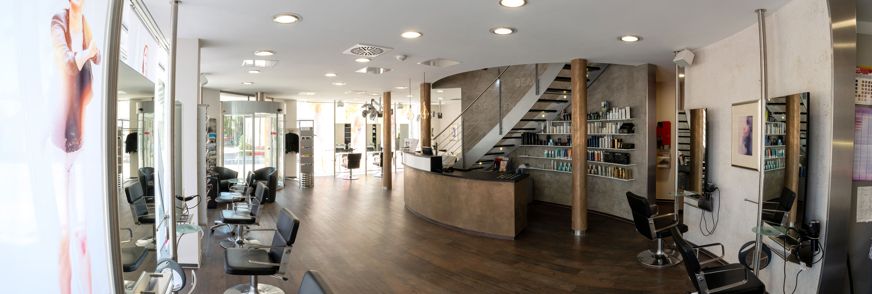 Der moderne Trend-Friseur in der Innstraße Rosenheim mit Wohlfühl-Ambiente, das Design  von innen, Louys Balancing Beauty